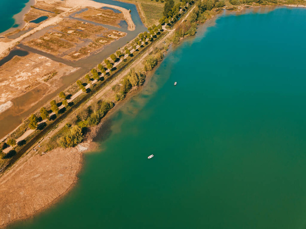 オランダのレクリエーションLingemer湖の空中ドローンショット - 写真・画像