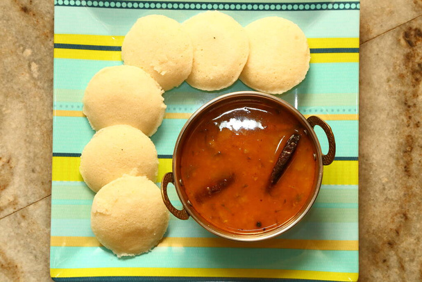 Comida del sur de la India ociosamente y sambar - Foto, Imagen