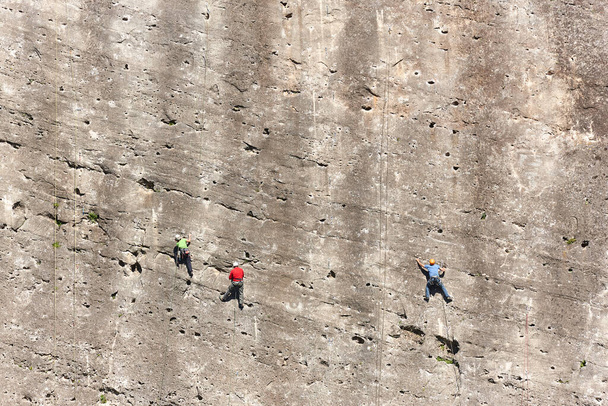 Альпинисты на гранитной стене. Экстремальный спорт. Активность на открытом воздухе - Фото, изображение