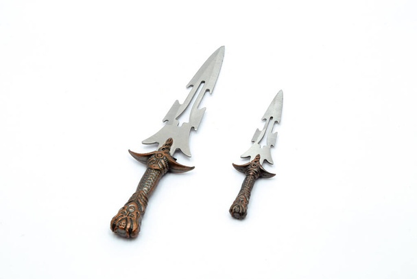 Δύο μαχαίρια που απομονώνονται σε λευκό φόντο - Φωτογραφία, εικόνα
