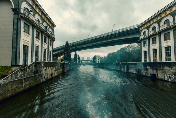 Mosca, Russia - 8 maggio 2021: Porta sul fiume Moskva per regolare il livello dell'acqua nel letto del fiume in una giornata di pioggia nuvolosa - Foto, immagini
