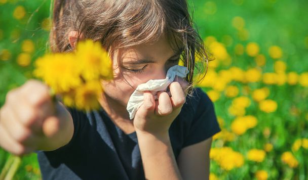 A gyermek allergiás a virágokra. Szelektív fókusz. természet. - Fotó, kép