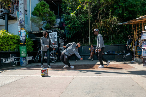 Medellín, Antioquia, Colombia - 23 de diciembre de 2020: Jóvenes rompen la danza en trajes negros y grises en la Comuna 13 - Foto, Imagen