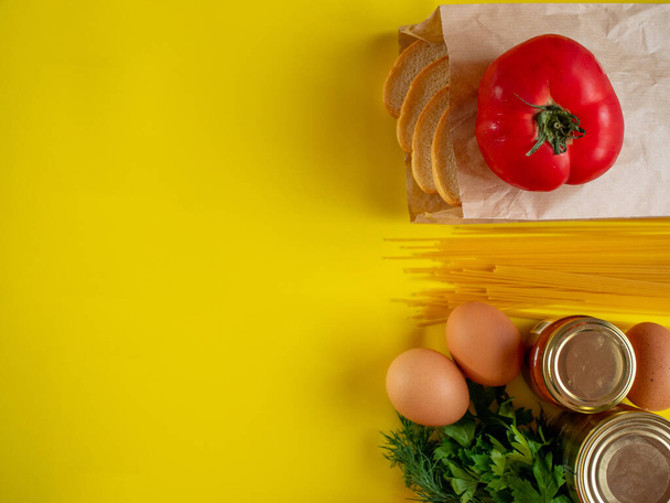 Προμήθειες τροφίμων σε κίτρινο φόντο, πάνω όψη με χώρο αντιγραφής - Φωτογραφία, εικόνα