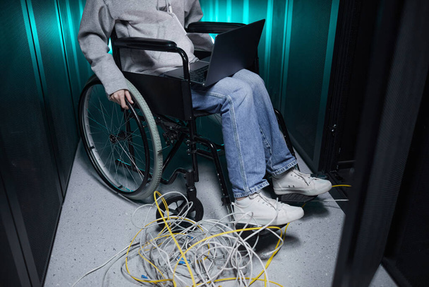 Gewassen portret van gehandicapte vrouw die in serverruimte werkt en internetnetwerk beheert, toegankelijk taakconcept, kopieerruimte - Foto, afbeelding
