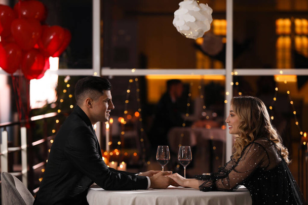 Прекрасная пара, у которой романтический ужин в день Святого Валентина в ресторане - Фото, изображение