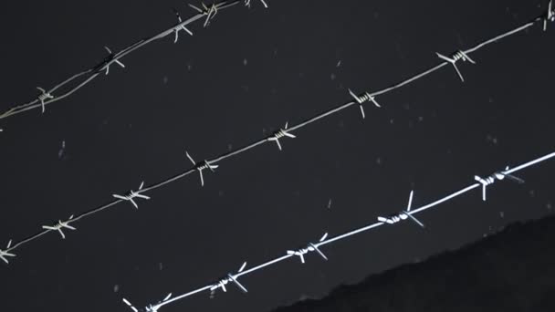 vankila piikkilanka yli betoni aidan kylmä pimeä talvi yö aikana lumisade - Materiaali, video