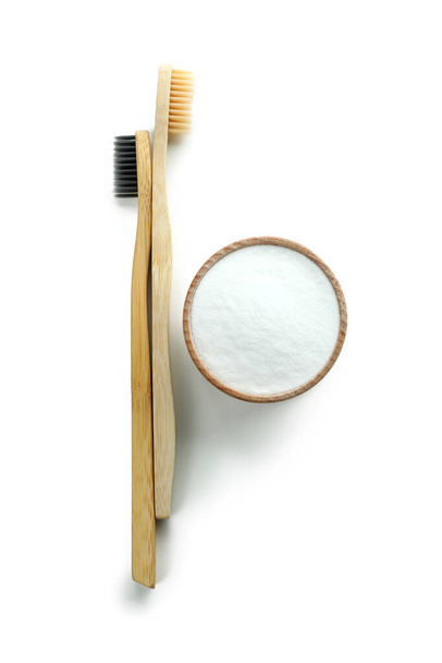 Umweltfreundliche Zahnbürsten und Zahnpuder isoliert auf weißem Hintergrund - Foto, Bild