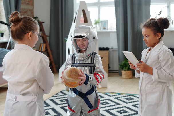 Група дітей у костюмах, які виконують п'єсу, яку вони грають у астронавтів
 - Фото, зображення