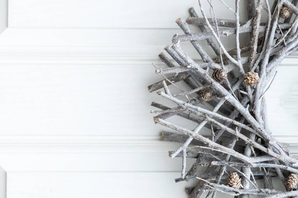 Elegante decoración de plata para Navidad en una puerta delantera de madera blanca - Foto, Imagen