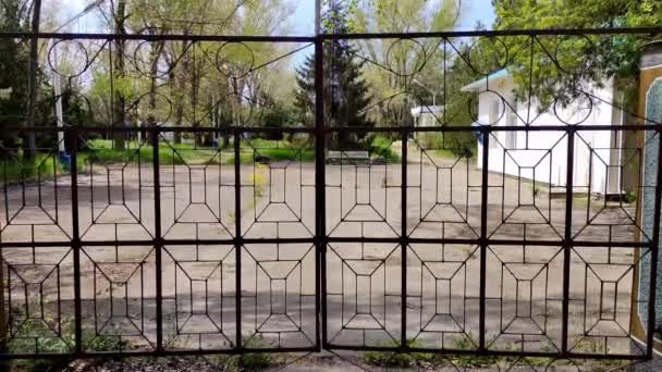 Μεταλλική διάφανη πύλη σε εγκαταλελειμμένη περιοχή - Πλάνα, βίντεο