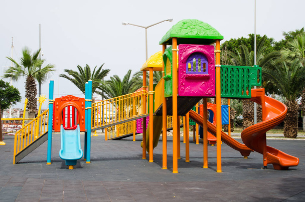 Yeşil ağaçlarla çevrili parktaki çocuk parkı aktiviteleri boş. Çocuksuz oyun alanı - Fotoğraf, Görsel