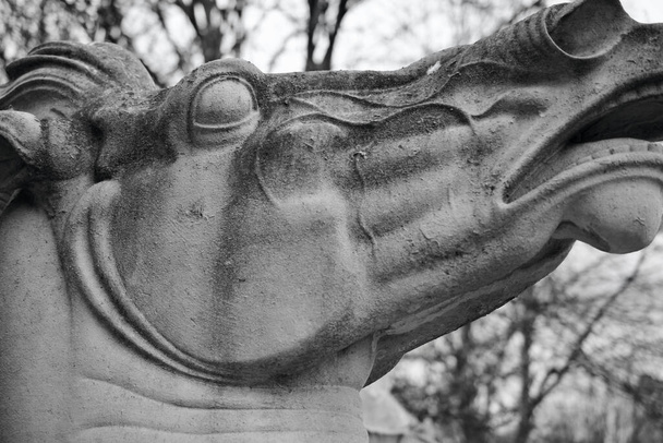 Cardiff, Wales, 10 april 2021 Close-up opnamen van de historische groep publieke sculpturen van Albert Hodge die navigatie en steenkoolwinning representeert. De zeepaardjes trekken een wagen langs de oceaan - Foto, afbeelding