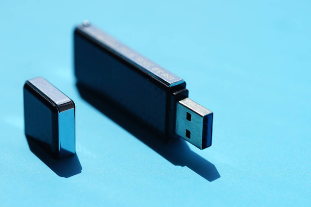 USB-Stick auf einem sonnigen blauen Tisch. - Foto, Bild