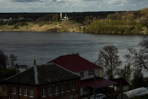 Versamento del fiume Volka a Tutaev, nella regione di Yaroslavl. - Foto, immagini