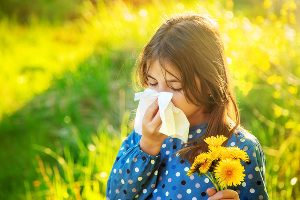 Κορίτσι παιδί αλλεργικό στα λουλούδια. Επιλεκτική εστίαση. αλλεργία. - Φωτογραφία, εικόνα