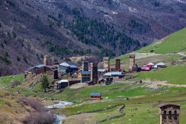 Vista del pueblo de Ushguli al pie del monte. Shkhara. Pintoresca y hermosa escena. Torres de roca y casas antiguas en Ushguli, Georgia. Viajes. - Foto, imagen