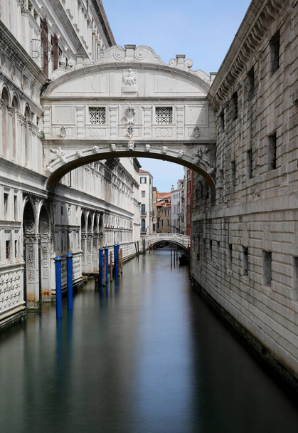 Famoso Puente de los Suspiros en Venecia en Italia fotografiado con la técnica de mucho tiempo que crea una pátina sobre el agua que parece inmóvil - Foto, Imagen