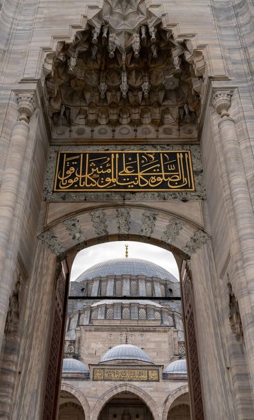 Suleymaniye mosque, one of the most beautiful and all-honoured mosques in Turkey. Captured in Istanbul, March 2021 - Foto, afbeelding