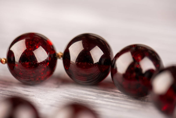 Cherry-colored amber balls collier, gold balls inserted between beads - Foto, Imagen