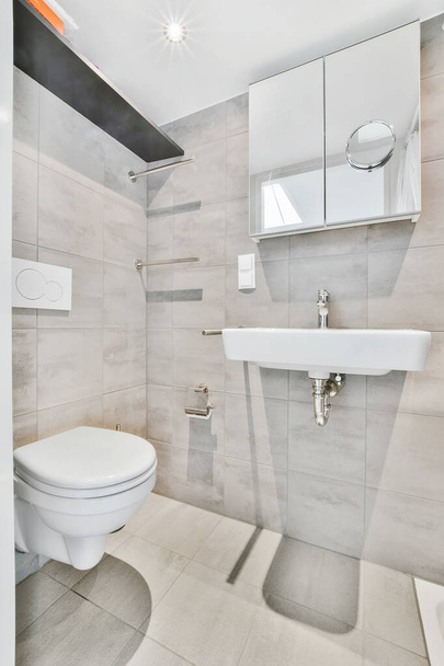 Сірий кахельний душ у ванній
 - Фото, зображення