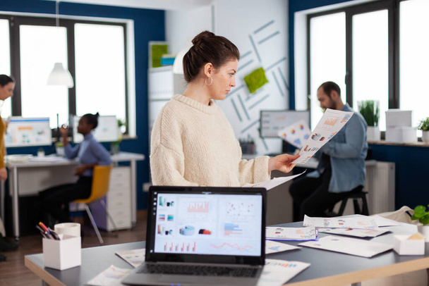 Geschäftsfrau liest Statistik im Büro einer Start-up-Firma - Foto, Bild