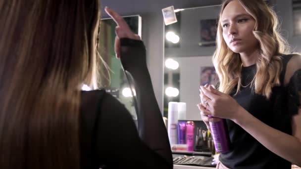 Kampaaja ruiskuttamalla kampauksetmaksaa kampauksen tyttö kauneushoitola tai parturi - Materiaali, video