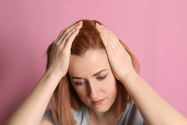Woman suffering from baldness on pink background - Foto, Imagem