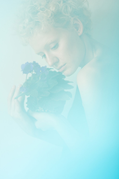 Jeune fille romantique sexy dans le flou avec des fleurs dans leurs mains
 - Photo, image