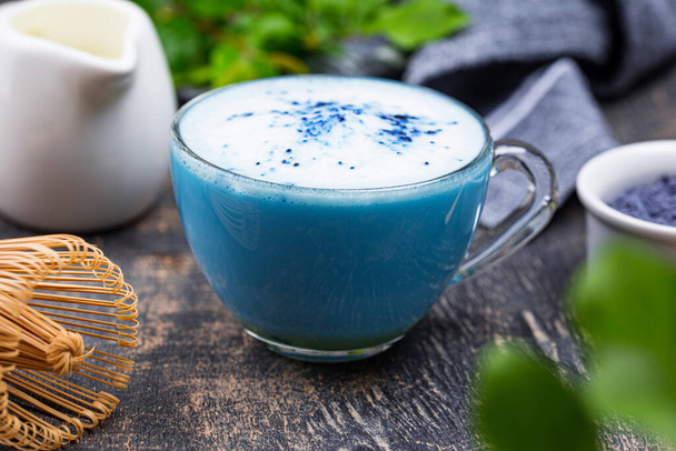 Niebieski matcha latte z mlekiem - Zdjęcie, obraz