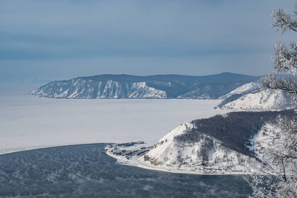 The mouth of the Angara River, which flows from Lake Baikal, does not freeze even in the most severe frosts. - Фото, зображення