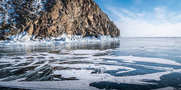 The endless surface of the Baikal ice is covered with a layer of sparkling snow. - Фото, зображення