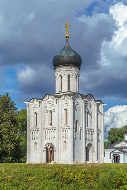 Pyhän Neitsyen esirukous Nerl-joella on ortodoksinen kirkko ja keskiaikaisen Venäjän symboli. - Valokuva, kuva