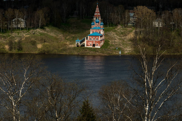 Lozing van de rivier de Volka in Tutaev, regio Yaroslavl. - Foto, afbeelding