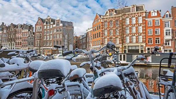 Lumiset pyörät Amsterdamissa talvella Alankomaissa - Valokuva, kuva