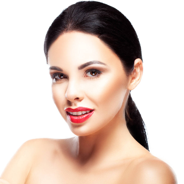 Sexy nowoczesne kobieta piękno twarzy, czerwony makijaż usta, uśmiech, czysta skóra, patrząc na aparat - Zdjęcie, obraz