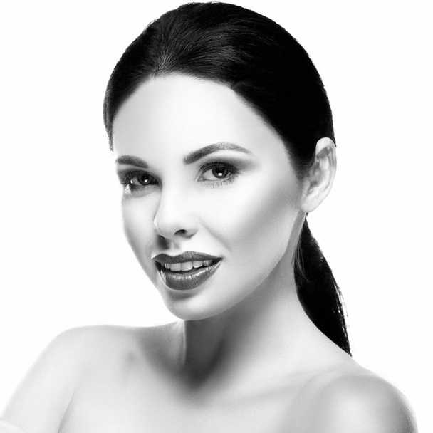 Beauty smiling female face with perfect skin, isolated. Healthy skin, brght make-up.  Monochrome - Foto, imagen