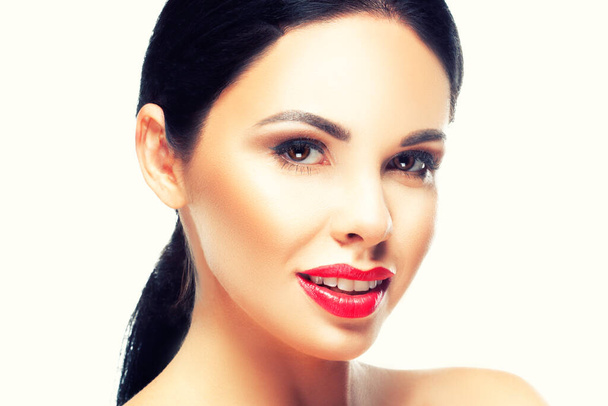 Сексуальное лицо современной женщины, красный макияж губ, улыбка, чистая кожа, взгляд в камеру - Фото, изображение