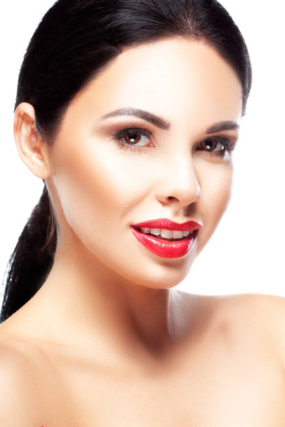 Σέξι μοντέρνα γυναίκα ομορφιά πρόσωπο, κόκκινα χείλη make-up, χαμόγελο, καθαρό δέρμα, κοιτάζοντας κάμερα - Φωτογραφία, εικόνα