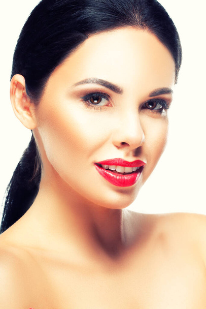 Sexy rosto beleza mulher moderna, lábios vermelhos make-up, sorriso, pele limpa, olhando para a câmera - Foto, Imagem