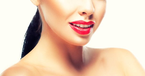 Χείλη, λαιμός, ώμοι. Πανέμορφο πρόσωπο νεαρής μελαχρινής γυναίκας με καθαρό δέρμα. Beauty Model Girl με τέλεια κόκκινα χείλη, φωτεινό μακιγιάζ - Φωτογραφία, εικόνα