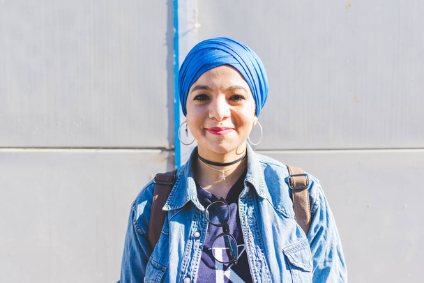 Портретна арабська молода жінка, одягнена в хіджаб на вулиці з фотоапаратом. - Фото, зображення