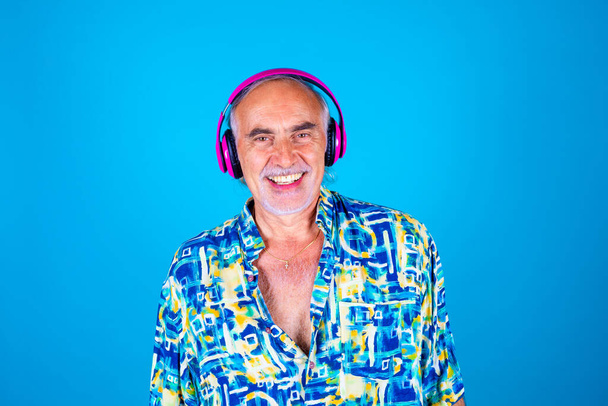 Senior muž smích hudba izolované pozadí - Fotografie, Obrázek