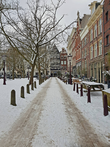 Sneeuwstad Amsterdam in de winter in Nederland - Foto, afbeelding