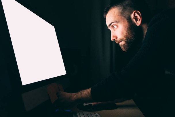 fiatal férfi szakállas beltéri számítógép éjjel - Fotó, kép