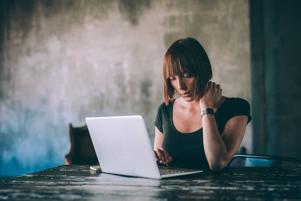 Mujer joven sentada en casa oficina utilizando negocio de trabajo por computadora - Foto, imagen