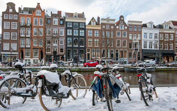 Bicicletas nevadas en Ámsterdam en invierno en Holanda - Foto, imagen