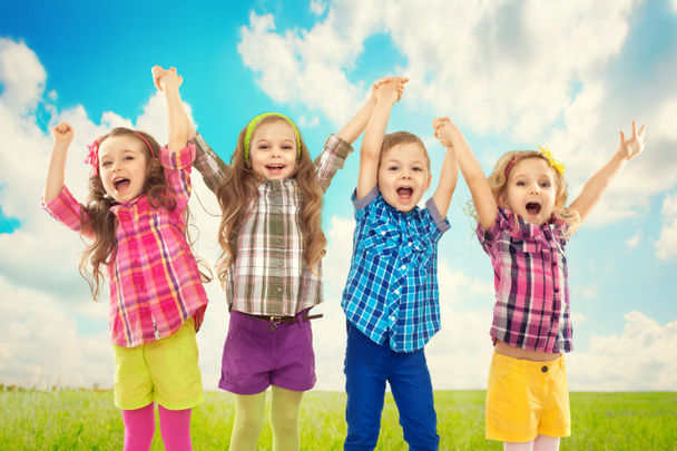 gelukkig kinderen springen samen - Foto, afbeelding