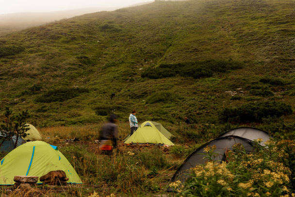 Carpates, Ukraine 24 août 2020 : Une petite ville de tentes dans les montagnes, des tentes au bord du lac dans les montagnes, la région près du lac Brebeneskul, le brouillard et la pluie dans les montagnes. nouveau - Photo, image