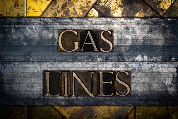 Gas Lines texto sobre vintage texturizado grunge cobre y oro steampunk fondo - Foto, Imagen